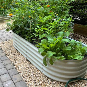 17 in.H Heart-shaped Metal Garden Bed